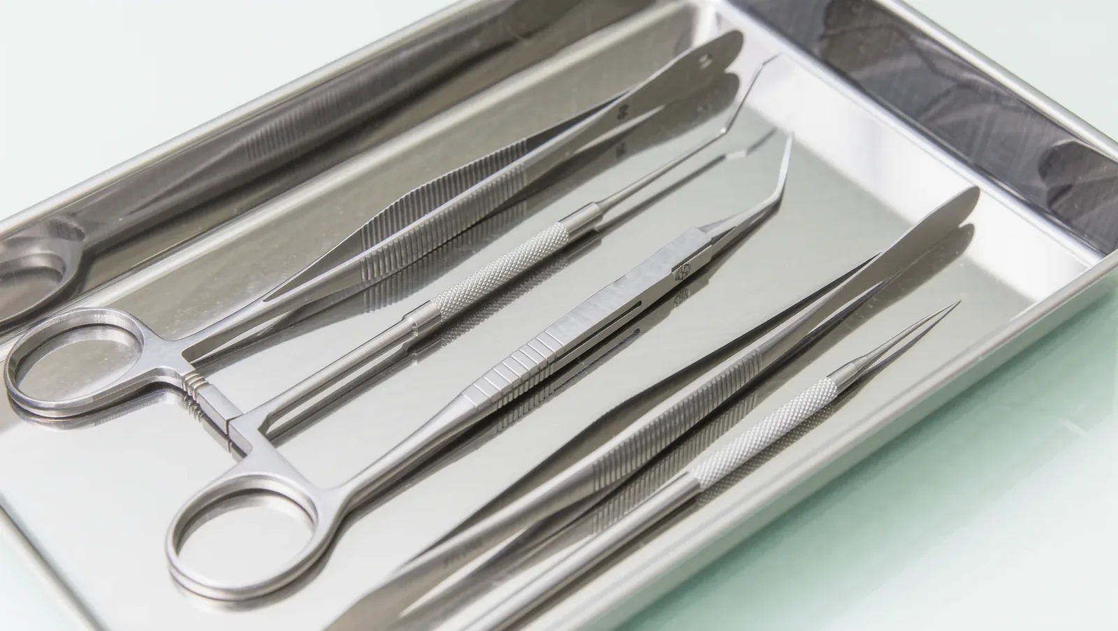 Symbolbild sterile Instrumente auf dem Tablett
