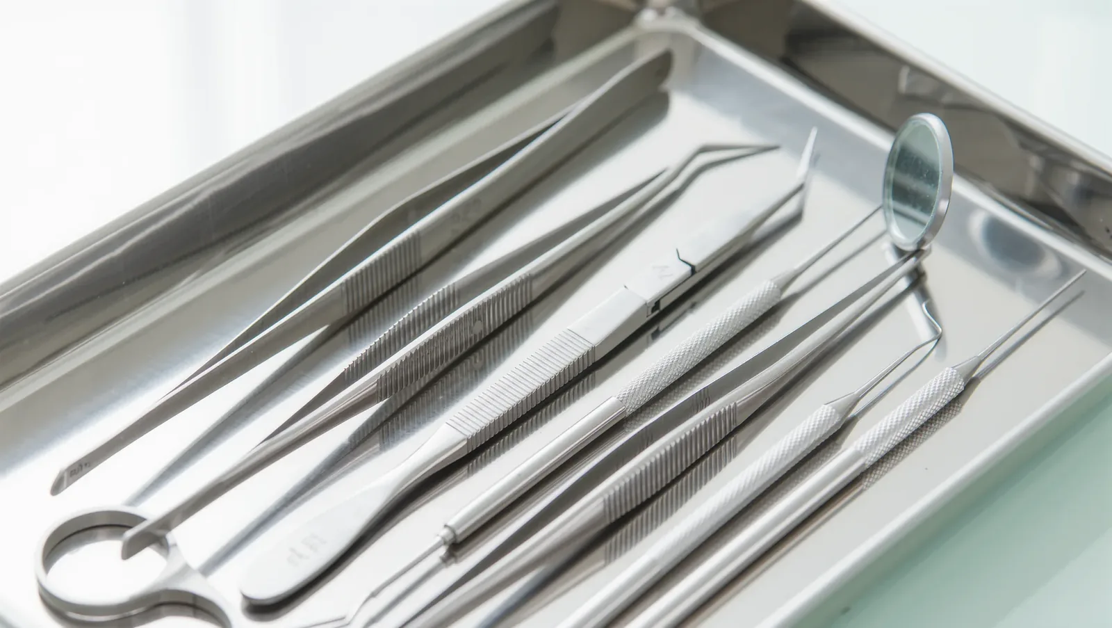 Symbolbild sterile Instrumente auf dem Tablett